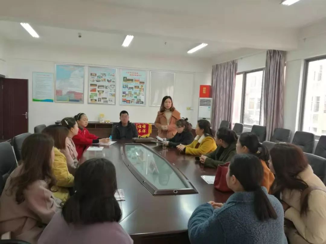 英语组照片小学教师怎么拍_小学英语组教师照片_英语组头像图片