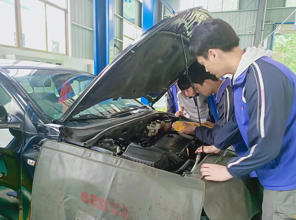 旅游英语专业有中专吗女生_专科旅游英语专业就业方向_中专旅游专业就业方向以及前景