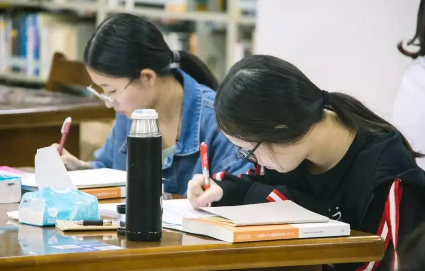 从小孩学英语到大学_大孩子学英语_孩子学英语以后有发展吗